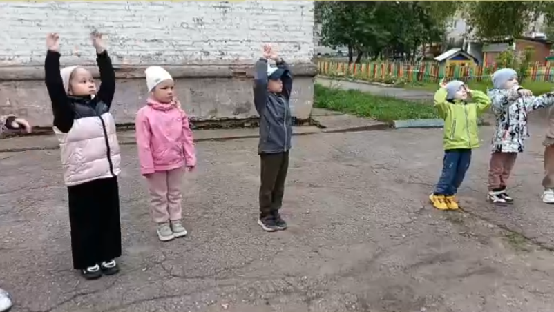 Утренняя гимнастика на улице Утренняя гимнастика на улице.